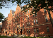 Konsisten Dukung Palestina, Mahasiswa Harvard Pamerkan Banner “Free Palestine” saat Selebrasi Wisuda